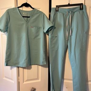 Gently worn figs Teal set Large top Large bottom